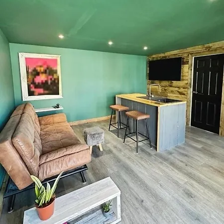 Self Contained - The Venu Apartment *